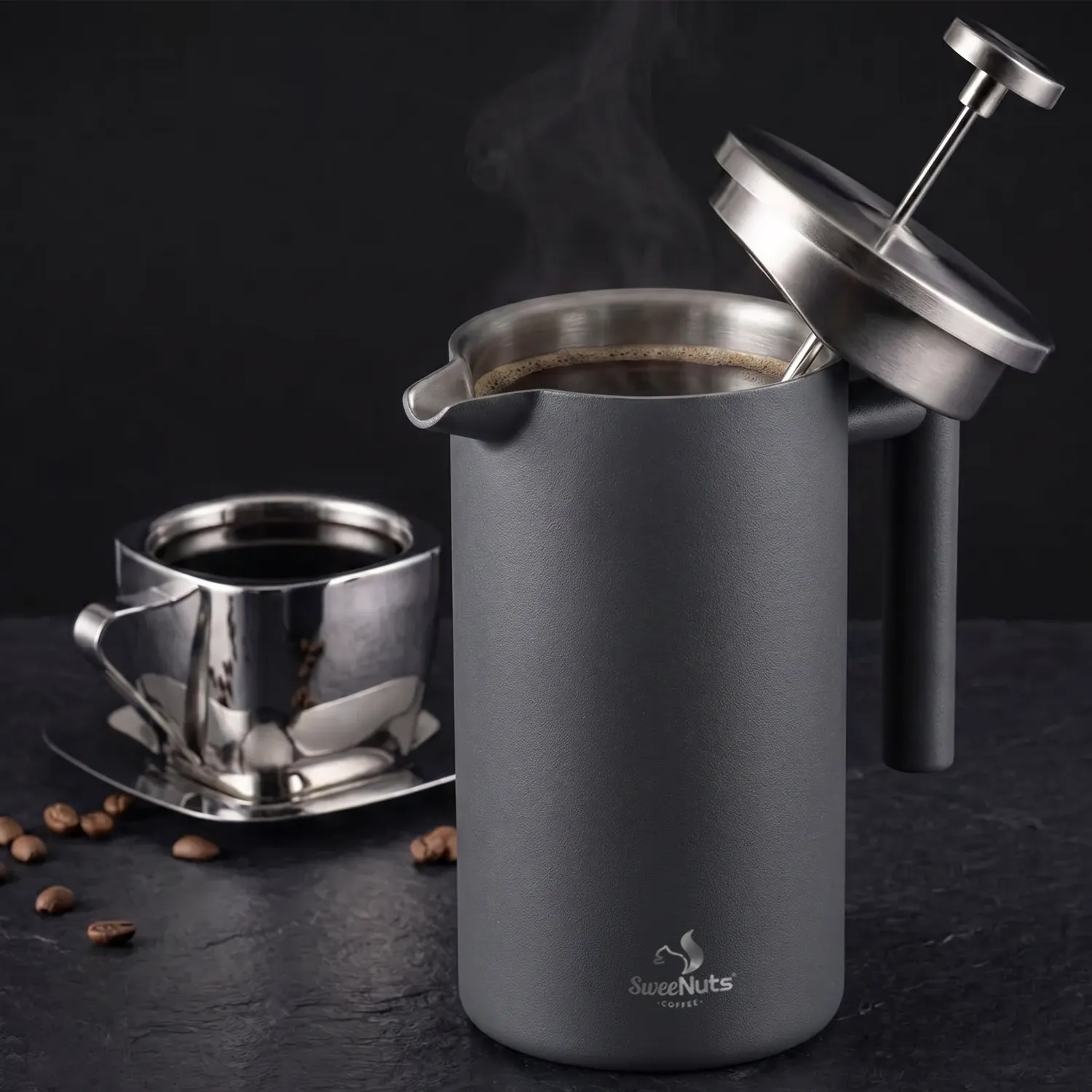 Prensa Francesa SweeNuts gris junto a una taza metálica